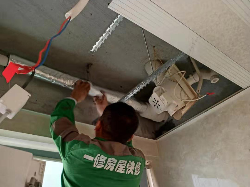 衛(wèi)生間下水管隔音：將外露下水管外表的雜物或懸掛物清理干凈。用力將裁剪好的珍珠棉或氣泡膜纏繞在下水管上。纏繞時稍微用力一些，這樣可使隔音效果更佳并外觀更加平整。將膠帶粘貼在珍珠棉或氣泡膜的搭接處。為了更加牢靠，可使用膠帶將珍珠棉或氣泡膜纏繞一圈。根據(jù)所準備的珍珠棉或氣泡膜厚度和數(shù)量決定纏繞下水管一層還是多層。如果珍珠棉或氣泡膜較薄建議包裹兩層以上，這樣可以更好的起到隔音效果。