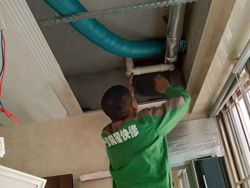 衛(wèi)生間下水管隔音：將外露下水管外表的雜物或懸掛物清理干凈。用力將裁剪好的珍珠棉或氣泡膜纏繞在下水管上。纏繞時稍微用力一些，這樣可使隔音效果更佳并外觀更加平整。將膠帶粘貼在珍珠棉或氣泡膜的搭接處。為了更加牢靠，可使用膠帶將珍珠棉或氣泡膜纏繞一圈。根據(jù)所準備的珍珠棉或氣泡膜厚度和數(shù)量決定纏繞下水管一層還是多層。如果珍珠棉或氣泡膜較薄建議包裹兩層以上，這樣可以更好的起到隔音效果。