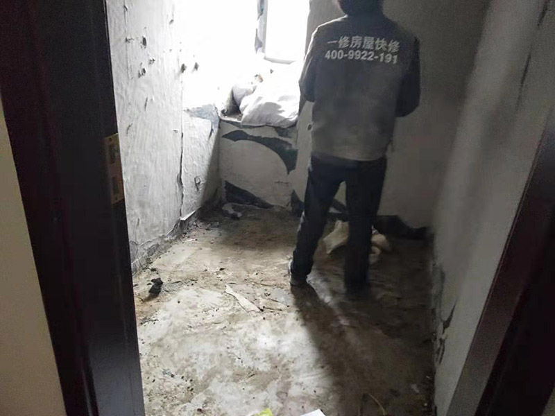 廚房拆除施工：墻面上應(yīng)該還有些其他東西，比如掛毛巾的架子，放廚具的架子等等。先把這些物品都小心翼翼的拆下來，還原一面光潔的墻面，才好進(jìn)行拆卸工作。先用垂子敲最下面的那塊磚，把瓷磚敲松動(dòng)。送動(dòng)后，再用戴了手套的手把瓷磚拿下來，小心碎了瓷磚不要?jiǎng)澋绞至恕γ鎯?nèi)有些地方會(huì)走一些管道，有煤氣管道，有電線管道，水管，網(wǎng)線等等。要注意這些管道，不要把墻里面的管道破壞了，不然拆了瓷磚又惹了新的問題要處理。拆卸下來的瓷磚堆積在地上很不方便繼續(xù)工作，這個(gè)時(shí)候上面提到的推車就派上用場(chǎng)了。用推車把瓷磚運(yùn)走，清理干凈現(xiàn)場(chǎng)，然后繼續(xù)拆卸，直到整面的墻面都拆卸完整。