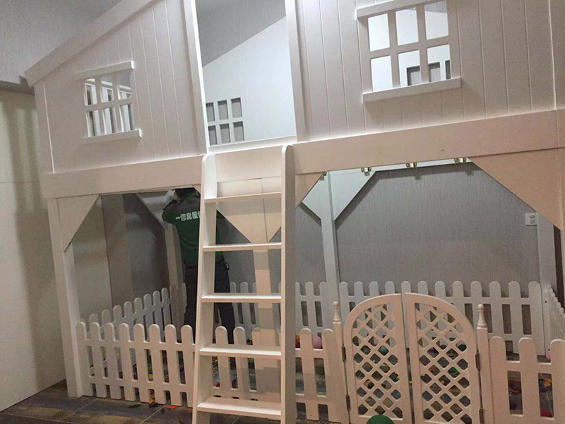 兒童床安裝：先組裝床的支架。螺絲與木板垂直，不要弄偏了。這樣才好使力氣。剛開始的時(shí)候不要擰太緊，過后組裝好后，再加固擰緊。床架安裝好后，就是安裝圍欄了。有一些長螺絲和短的螺絲，個(gè)人覺得短的螺絲容易上一些。一邊兩個(gè)螺絲，一共需要上四個(gè)，上完就OK 了。圍欄都安裝好后。接下來的就非常容易了。就是直接把床板鋪上去了。鋪的時(shí)候注意一下，光滑一些的向上，盡量不要讓床板之間的空隙太大，這樣睡起來不舒服。