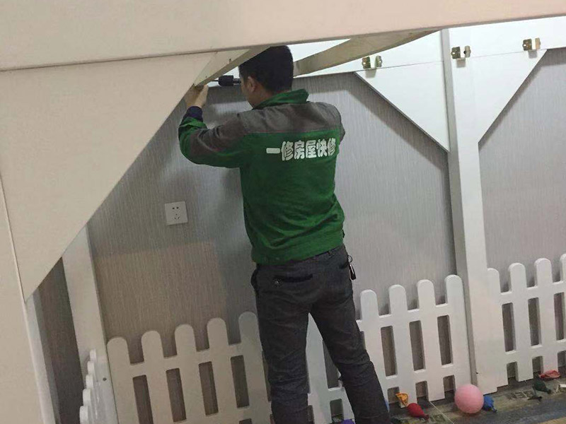 兒童床安裝：先組裝床的支架。螺絲與木板垂直，不要弄偏了。這樣才好使力氣。剛開始的時(shí)候不要擰太緊，過后組裝好后，再加固擰緊。床架安裝好后，就是安裝圍欄了。有一些長螺絲和短的螺絲，個(gè)人覺得短的螺絲容易上一些。一邊兩個(gè)螺絲，一共需要上四個(gè)，上完就OK 了。圍欄都安裝好后。接下來的就非常容易了。就是直接把床板鋪上去了。鋪的時(shí)候注意一下，光滑一些的向上，盡量不要讓床板之間的空隙太大，這樣睡起來不舒服。