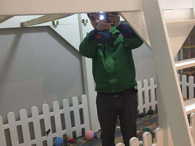 兒童床安裝：先組裝床的支架。螺絲與木板垂直，不要弄偏了。這樣才好使力氣。剛開始的時(shí)候不要擰太緊，過后組裝好后，再加固擰緊。床架安裝好后，就是安裝圍欄了。有一些長螺絲和短的螺絲，個(gè)人覺得短的螺絲容易上一些。一邊兩個(gè)螺絲，一共需要上四個(gè)，上完就OK 了。圍欄都安裝好后。接下來的就非常容易了。就是直接把床板鋪上去了。鋪的時(shí)候注意一下，光滑一些的向上，盡量不要讓床板之間的空隙太大，這樣睡起來不舒服。