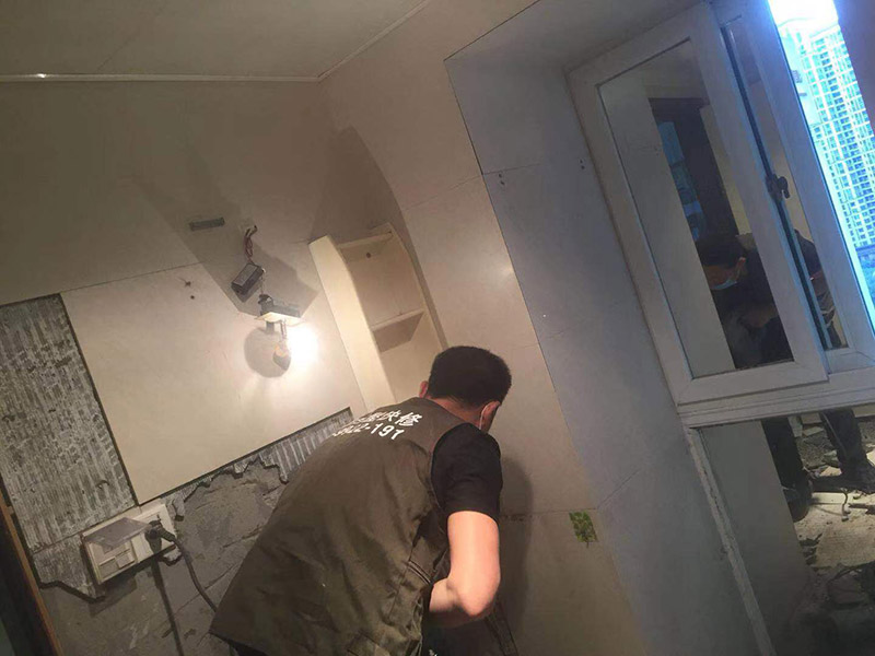 全屋拆除維修：1、首先應關閉天然氣總閥，防止天然氣泄露造成安全隱患。2、用廢舊的毛巾或者衣物將地漏下水管道堵住，防止拆除時建渣堵塞下水管道。3、拆除時噪音較大，應當遵循物管規(guī)定時間施工，防止對鄰居造成過度噪音騷擾。4、禁止拆除對房屋結構有安全隱患的墻體。5、對于原先暗藏的水電管線走位，拆除后可查看原先線路布局，拆除過程中盡量避免打破水管及電線，若過程中確實不小心將水管及電線打破了，需將破損的地方做好明顯標示，提醒注意。6、拆舊完畢時應及時清掃樓道及電梯等公共區(qū)域，當天清理的建渣，當天用建渣車清運拉走，維護好良好的公共環(huán)境。