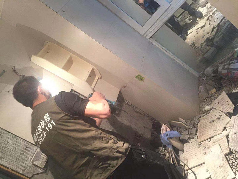 全屋拆除維修：1、首先應關閉天然氣總閥，防止天然氣泄露造成安全隱患。2、用廢舊的毛巾或者衣物將地漏下水管道堵住，防止拆除時建渣堵塞下水管道。3、拆除時噪音較大，應當遵循物管規(guī)定時間施工，防止對鄰居造成過度噪音騷擾。4、禁止拆除對房屋結構有安全隱患的墻體。5、對于原先暗藏的水電管線走位，拆除后可查看原先線路布局，拆除過程中盡量避免打破水管及電線，若過程中確實不小心將水管及電線打破了，需將破損的地方做好明顯標示，提醒注意。6、拆舊完畢時應及時清掃樓道及電梯等公共區(qū)域，當天清理的建渣，當天用建渣車清運拉走，維護好良好的公共環(huán)境。