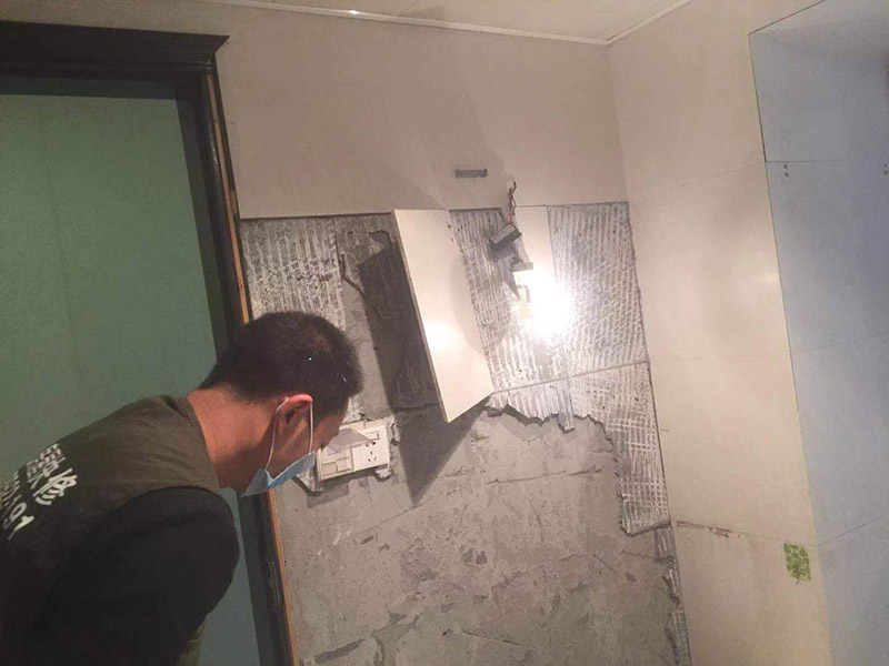 全屋拆除維修：1、首先應關閉天然氣總閥，防止天然氣泄露造成安全隱患。2、用廢舊的毛巾或者衣物將地漏下水管道堵住，防止拆除時建渣堵塞下水管道。3、拆除時噪音較大，應當遵循物管規(guī)定時間施工，防止對鄰居造成過度噪音騷擾。4、禁止拆除對房屋結構有安全隱患的墻體。5、對于原先暗藏的水電管線走位，拆除后可查看原先線路布局，拆除過程中盡量避免打破水管及電線，若過程中確實不小心將水管及電線打破了，需將破損的地方做好明顯標示，提醒注意。6、拆舊完畢時應及時清掃樓道及電梯等公共區(qū)域，當天清理的建渣，當天用建渣車清運拉走，維護好良好的公共環(huán)境。