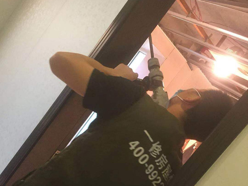 全屋拆除維修：1、首先應關閉天然氣總閥，防止天然氣泄露造成安全隱患。2、用廢舊的毛巾或者衣物將地漏下水管道堵住，防止拆除時建渣堵塞下水管道。3、拆除時噪音較大，應當遵循物管規(guī)定時間施工，防止對鄰居造成過度噪音騷擾。4、禁止拆除對房屋結構有安全隱患的墻體。5、對于原先暗藏的水電管線走位，拆除后可查看原先線路布局，拆除過程中盡量避免打破水管及電線，若過程中確實不小心將水管及電線打破了，需將破損的地方做好明顯標示，提醒注意。6、拆舊完畢時應及時清掃樓道及電梯等公共區(qū)域，當天清理的建渣，當天用建渣車清運拉走，維護好良好的公共環(huán)境。