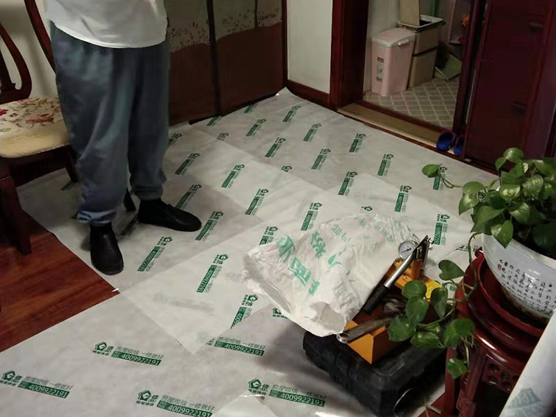 衛(wèi)生間拆改裝修：將不需要或是不滿意的地方進(jìn)行拆除后，留下的成品需要進(jìn)行施工保護(hù)，防止磕碰到，還可防止被上面的重物或是棱角碰壞。水電改造可謂是改造衛(wèi)生間的重點(diǎn)，衛(wèi)生間原有的水電路管線往往有許多不合理的布局，所以在改造過程中要對(duì)原有的水電路進(jìn)行徹查，看是否存在銹蝕、老化等情況，若有，則需要更換新的電路、水路，如果線路良好，且沒有多大的問題，則只需要添加刪減線路就可以了。同時(shí)在改造的時(shí)候最好能做到以后維修和保養(yǎng)都比較方便，然后將其做好隱蔽處理。衛(wèi)生間墻面上要做大約30厘米的防水涂料，以防積水浸透墻面，且要保證涂刷厚度均勻，還需要處理好地面和墻面交界處的各類管件的涂刷。待防水處理完全確定后，等待地面干透就可以做后續(xù)的工程了。