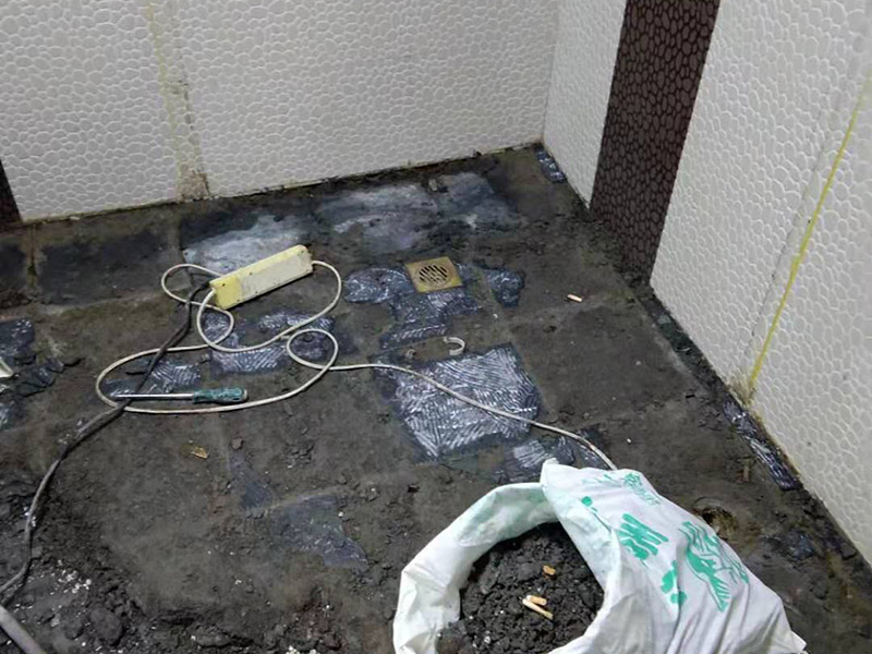 衛(wèi)生間拆改裝修：將不需要或是不滿意的地方進(jìn)行拆除后，留下的成品需要進(jìn)行施工保護(hù)，防止磕碰到，還可防止被上面的重物或是棱角碰壞。水電改造可謂是改造衛(wèi)生間的重點(diǎn)，衛(wèi)生間原有的水電路管線往往有許多不合理的布局，所以在改造過程中要對(duì)原有的水電路進(jìn)行徹查，看是否存在銹蝕、老化等情況，若有，則需要更換新的電路、水路，如果線路良好，且沒有多大的問題，則只需要添加刪減線路就可以了。同時(shí)在改造的時(shí)候最好能做到以后維修和保養(yǎng)都比較方便，然后將其做好隱蔽處理。衛(wèi)生間墻面上要做大約30厘米的防水涂料，以防積水浸透墻面，且要保證涂刷厚度均勻，還需要處理好地面和墻面交界處的各類管件的涂刷。待防水處理完全確定后，等待地面干透就可以做后續(xù)的工程了。