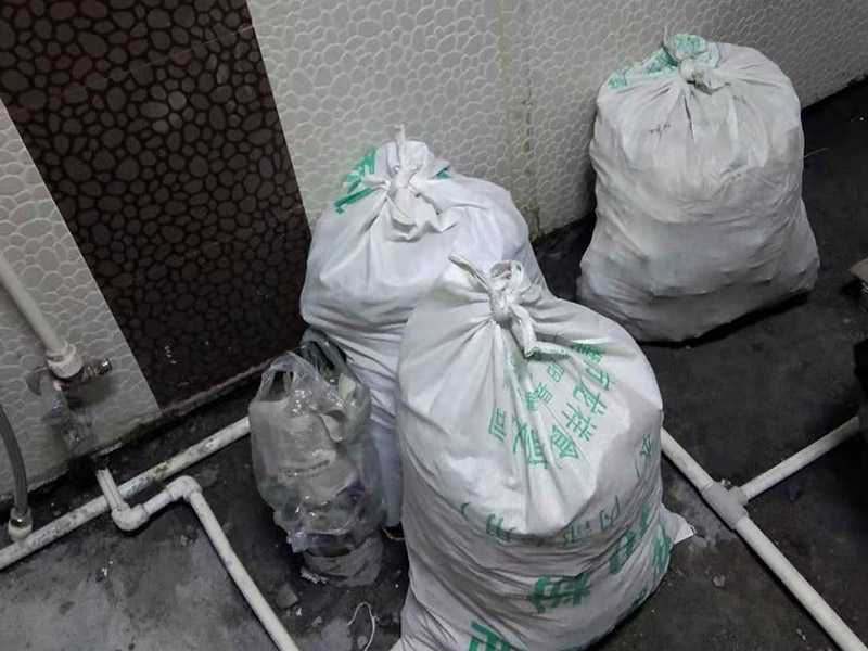 衛(wèi)生間拆改裝修：將不需要或是不滿意的地方進(jìn)行拆除后，留下的成品需要進(jìn)行施工保護(hù)，防止磕碰到，還可防止被上面的重物或是棱角碰壞。水電改造可謂是改造衛(wèi)生間的重點(diǎn)，衛(wèi)生間原有的水電路管線往往有許多不合理的布局，所以在改造過程中要對(duì)原有的水電路進(jìn)行徹查，看是否存在銹蝕、老化等情況，若有，則需要更換新的電路、水路，如果線路良好，且沒有多大的問題，則只需要添加刪減線路就可以了。同時(shí)在改造的時(shí)候最好能做到以后維修和保養(yǎng)都比較方便，然后將其做好隱蔽處理。衛(wèi)生間墻面上要做大約30厘米的防水涂料，以防積水浸透墻面，且要保證涂刷厚度均勻，還需要處理好地面和墻面交界處的各類管件的涂刷。待防水處理完全確定后，等待地面干透就可以做后續(xù)的工程了。