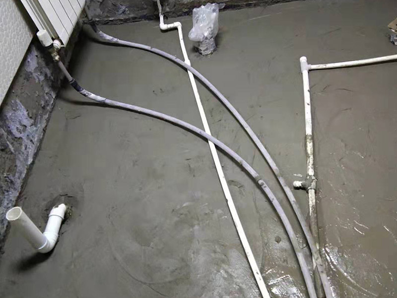 衛(wèi)生間拆改裝修：將不需要或是不滿意的地方進(jìn)行拆除后，留下的成品需要進(jìn)行施工保護(hù)，防止磕碰到，還可防止被上面的重物或是棱角碰壞。水電改造可謂是改造衛(wèi)生間的重點(diǎn)，衛(wèi)生間原有的水電路管線往往有許多不合理的布局，所以在改造過程中要對(duì)原有的水電路進(jìn)行徹查，看是否存在銹蝕、老化等情況，若有，則需要更換新的電路、水路，如果線路良好，且沒有多大的問題，則只需要添加刪減線路就可以了。同時(shí)在改造的時(shí)候最好能做到以后維修和保養(yǎng)都比較方便，然后將其做好隱蔽處理。衛(wèi)生間墻面上要做大約30厘米的防水涂料，以防積水浸透墻面，且要保證涂刷厚度均勻，還需要處理好地面和墻面交界處的各類管件的涂刷。待防水處理完全確定后，等待地面干透就可以做后續(xù)的工程了。