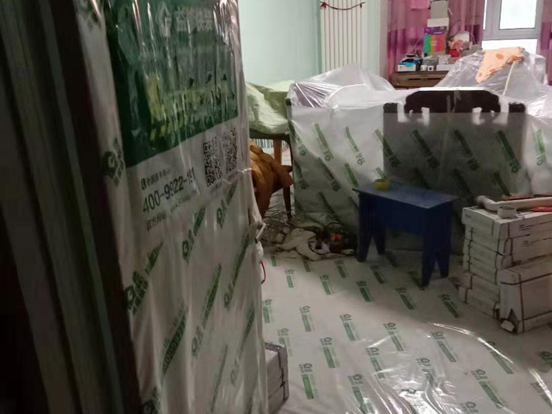 衛(wèi)生間吊頂拆除翻新：1、原有吊頂裝飾物拆除時，應注意盡量拆除干凈，不保留原吊頂裝飾結構。尤其是原吊頂內(nèi)的吊桿、掛件等承載吊頂重量的結構必須拆除，這主要是從今后的安全考慮的。 2、拆除時要先切斷電源，原有的吊頂內(nèi)電路管線盡量拆除，不要再考慮繼續(xù)使用，因為原吊頂內(nèi)電路已經(jīng)基本沒有利用價值。 3、拆除時要考慮原吊頂內(nèi)的設備和設施的安全，很多上世紀的老房吊頂內(nèi)都有暖氣管路，還有一些住宅是中央空調(diào)系統(tǒng)，要避免因拆除時不注意損壞管線和設備。 4、廚房和衛(wèi)生間拆除原吊頂時要避免損壞通風道和煙道。