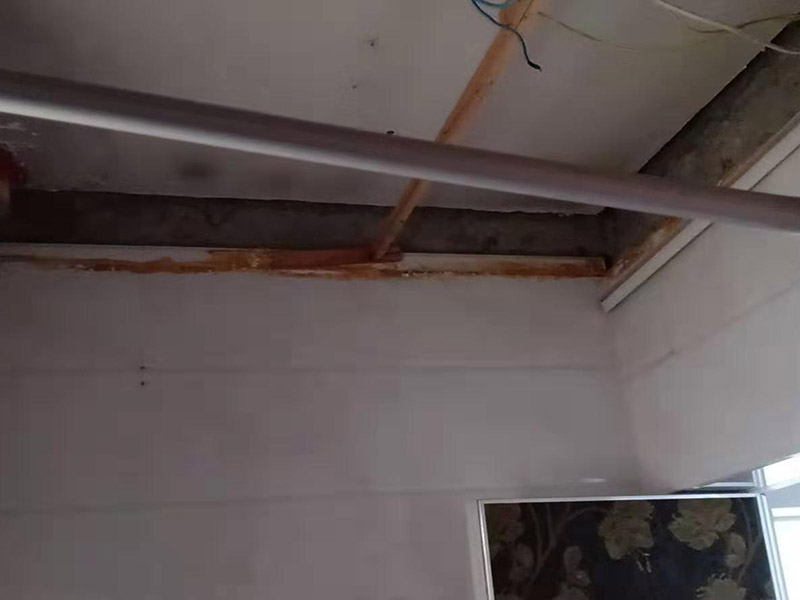 衛(wèi)生間吊頂拆除翻新：1、原有吊頂裝飾物拆除時，應注意盡量拆除干凈，不保留原吊頂裝飾結構。尤其是原吊頂內(nèi)的吊桿、掛件等承載吊頂重量的結構必須拆除，這主要是從今后的安全考慮的。 2、拆除時要先切斷電源，原有的吊頂內(nèi)電路管線盡量拆除，不要再考慮繼續(xù)使用，因為原吊頂內(nèi)電路已經(jīng)基本沒有利用價值。 3、拆除時要考慮原吊頂內(nèi)的設備和設施的安全，很多上世紀的老房吊頂內(nèi)都有暖氣管路，還有一些住宅是中央空調(diào)系統(tǒng)，要避免因拆除時不注意損壞管線和設備。 4、廚房和衛(wèi)生間拆除原吊頂時要避免損壞通風道和煙道。