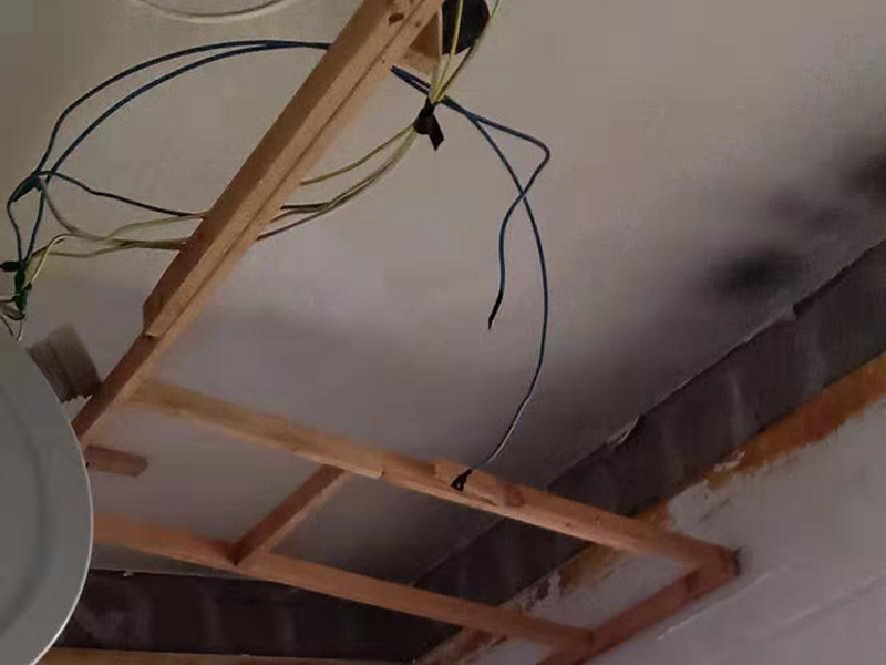 衛(wèi)生間吊頂拆除翻新：1、原有吊頂裝飾物拆除時，應注意盡量拆除干凈，不保留原吊頂裝飾結構。尤其是原吊頂內(nèi)的吊桿、掛件等承載吊頂重量的結構必須拆除，這主要是從今后的安全考慮的。 2、拆除時要先切斷電源，原有的吊頂內(nèi)電路管線盡量拆除，不要再考慮繼續(xù)使用，因為原吊頂內(nèi)電路已經(jīng)基本沒有利用價值。 3、拆除時要考慮原吊頂內(nèi)的設備和設施的安全，很多上世紀的老房吊頂內(nèi)都有暖氣管路，還有一些住宅是中央空調(diào)系統(tǒng)，要避免因拆除時不注意損壞管線和設備。 4、廚房和衛(wèi)生間拆除原吊頂時要避免損壞通風道和煙道。