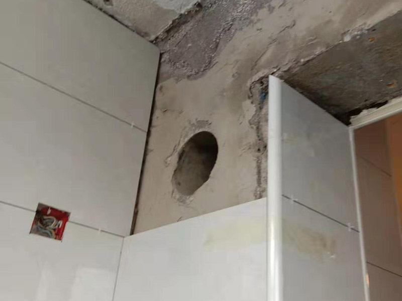 廚房墻地磚鋪貼：將墻面用水泥漿刷一遍，同時壓實抹平，如果墻面有不平整的地方，需要用水泥砂漿修補平整。然后根據(jù)設(shè)計要求在墻面刷一遍防水涂料，按照設(shè)計要求結(jié)合實際和選擇的墻磚規(guī)格進行排磚、彈線。正式粘貼前用壞了的瓷磚加粘貼劑粘貼在墻或柱上，來控制粘貼瓷磚表面平整度。