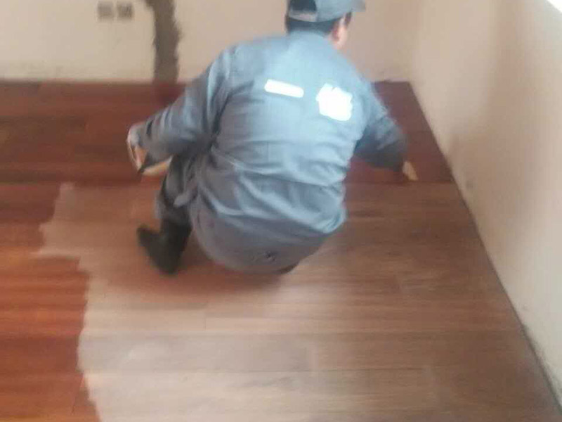 地板打磨翻新：1，首先是用打磨設(shè)備打磨地板，對(duì)室內(nèi)的地板進(jìn)行幾次打磨，先快速打磨一遍，然后再慢慢地打磨，讓塵蒙多日的地板逐漸顯現(xiàn)出它昔日的光澤。 2，是對(duì)地板進(jìn)行修補(bǔ)，在比較大的縫隙里用水性膩?zhàn)友a(bǔ)上，選用的顏色當(dāng)然是和地板相似的。3，上漆，把地板打磨后，填平縫隙，就開始刷一遍底漆。等待底漆干透后，上第二遍面漆，等面漆干透后，就可以刷第二遍面漆。 4，上蠟，整個(gè)過程需要10天左右的時(shí)間吧，到時(shí)候你家的地板就會(huì)煥然一新了。