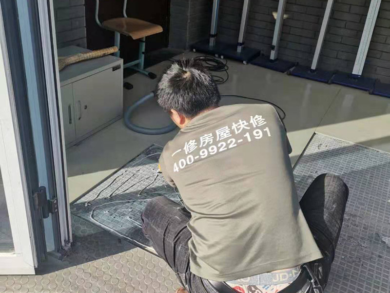 地磚空鼓維修：如果是發(fā)現(xiàn)單塊的地磚空鼓超過標(biāo)準(zhǔn)，可以要求裝修人員把磚撬開了重鋪。方法就是取出空鼓的地磚，可利用吸盤，平直的吊出，然后再按照規(guī)范要求進(jìn)行鋪貼。如果只是小部分松動(dòng)，可以把磚縫清理干凈，用水把地面充分潤(rùn)濕，用水泥漿對(duì)膠水，用膠榔頭輕輕打擊，使水泥漿滲入，滲入后用重物壓使干后就可；如果是一半以上就要重新處理，膠榔頭輕輕打擊地磚，使地磚完全松動(dòng)，清理縫隙，取出 地磚，鑿打地面重新粘貼就可以了；