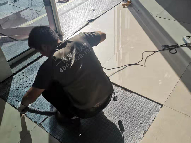 地磚空鼓維修：如果是發(fā)現(xiàn)單塊的地磚空鼓超過標(biāo)準(zhǔn)，可以要求裝修人員把磚撬開了重鋪。方法就是取出空鼓的地磚，可利用吸盤，平直的吊出，然后再按照規(guī)范要求進(jìn)行鋪貼。如果只是小部分松動(dòng)，可以把磚縫清理干凈，用水把地面充分潤(rùn)濕，用水泥漿對(duì)膠水，用膠榔頭輕輕打擊，使水泥漿滲入，滲入后用重物壓使干后就可；如果是一半以上就要重新處理，膠榔頭輕輕打擊地磚，使地磚完全松動(dòng)，清理縫隙，取出 地磚，鑿打地面重新粘貼就可以了；