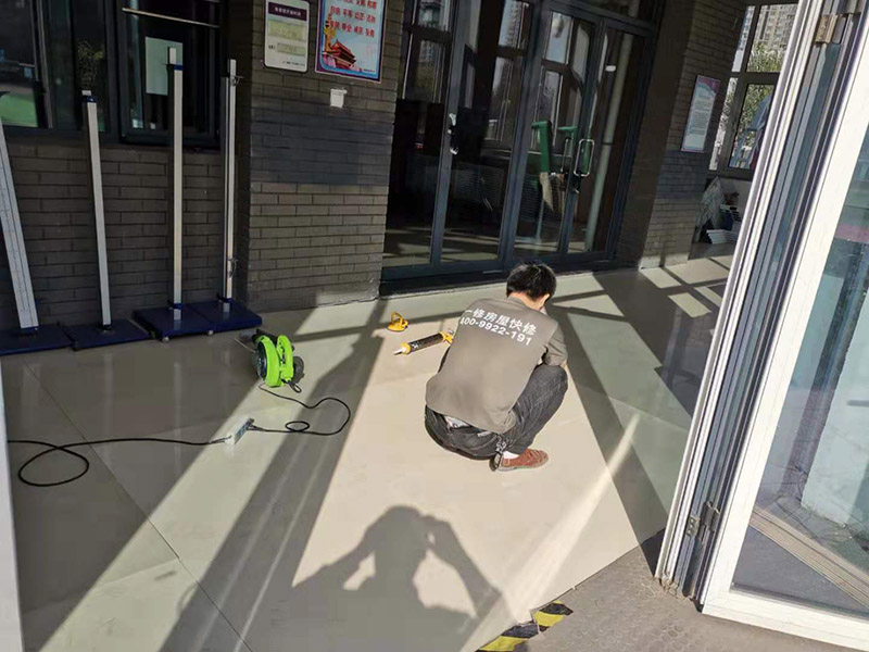 地磚空鼓維修：如果是發(fā)現(xiàn)單塊的地磚空鼓超過標(biāo)準(zhǔn)，可以要求裝修人員把磚撬開了重鋪。方法就是取出空鼓的地磚，可利用吸盤，平直的吊出，然后再按照規(guī)范要求進(jìn)行鋪貼。如果只是小部分松動(dòng)，可以把磚縫清理干凈，用水把地面充分潤(rùn)濕，用水泥漿對(duì)膠水，用膠榔頭輕輕打擊，使水泥漿滲入，滲入后用重物壓使干后就可；如果是一半以上就要重新處理，膠榔頭輕輕打擊地磚，使地磚完全松動(dòng)，清理縫隙，取出 地磚，鑿打地面重新粘貼就可以了；