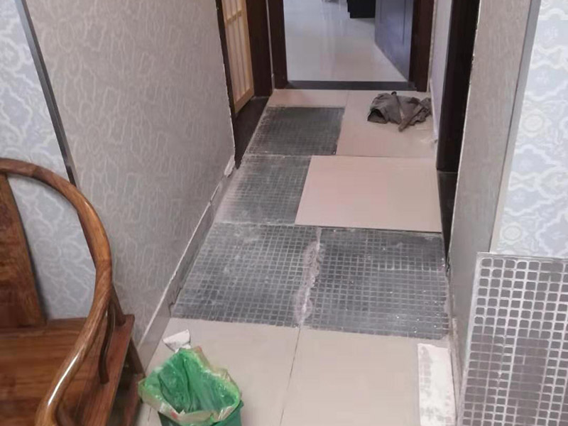 地面瓷磚拆除更換：拆除瓷磚時(shí)要用電，而電是從客廳臨時(shí)拉的，為了避免在施工過(guò)程中發(fā)生觸電的現(xiàn)象，將電拉進(jìn)衛(wèi)生間內(nèi)。其次，舊房改造拆除瓷磚時(shí)可以用沖擊電鉆，這種工具方便快捷，可自由更換。但在使用前應(yīng)檢查其是否靈活，可以通過(guò)空轉(zhuǎn)一分鐘的方法進(jìn)行檢驗(yàn)。用完之后及時(shí)進(jìn)行清理。，梯子也是必不可少的工具之一，它可以幫助工人拆掉處于高處的瓷磚，還可以架起臨時(shí)插座。拆磚應(yīng)從下至上進(jìn)行，在施工過(guò)程中對(duì)地面及時(shí)進(jìn)行處理，以免因垃圾過(guò)多從而影響后面的工作。同時(shí)要處理好房?jī)?nèi)的防水層。拆除插座與水龍頭附近的瓷磚時(shí)應(yīng)小心，以免損壞水電設(shè)備。