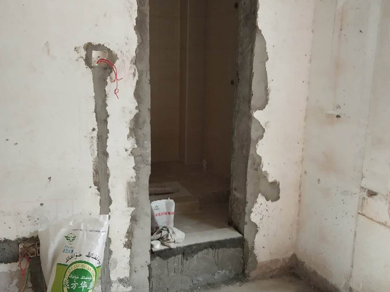 地面瓷磚鋪貼：1、混凝土地面應(yīng)將基層鑿毛，鑿毛深度5~10毫米，鑿毛痕的間距為30毫米左右。之后，清凈浮灰，砂漿、油漬，產(chǎn)散水刷少將地面。 2、鋪貼前應(yīng)彈好線，在地面彈出與門道口成直角的基準(zhǔn)線,彈線應(yīng)從門口開始,以保證進(jìn)口處為整磚,非整磚置于陰角或家具下面,彈線應(yīng)彈出縱橫定位控制線。 3、鋪貼陶瓷地面磚前，應(yīng)先將陶瓷地面磚浸泡陰干。 4、鋪貼時(shí)，水泥砂漿應(yīng)飽滿地抹在陶瓷地面磚背面，鋪貼后用橡皮棰敲實(shí)。同時(shí)，用水平尺檢查校正，擦凈表面水泥砂漿。 5、鋪貼完2~3小時(shí)后，用白水泥擦縫，用水泥、砂子=1：1(體積比)的水泥砂漿,縫要填充密實(shí),平整光滑。再用棉絲將表面擦凈。