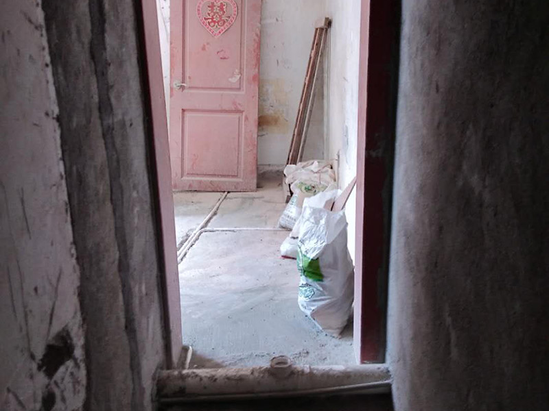 地面瓷磚鋪貼：1、混凝土地面應(yīng)將基層鑿毛，鑿毛深度5~10毫米，鑿毛痕的間距為30毫米左右。之后，清凈浮灰，砂漿、油漬，產(chǎn)散水刷少將地面。 2、鋪貼前應(yīng)彈好線，在地面彈出與門道口成直角的基準(zhǔn)線,彈線應(yīng)從門口開始,以保證進(jìn)口處為整磚,非整磚置于陰角或家具下面,彈線應(yīng)彈出縱橫定位控制線。 3、鋪貼陶瓷地面磚前，應(yīng)先將陶瓷地面磚浸泡陰干。 4、鋪貼時(shí)，水泥砂漿應(yīng)飽滿地抹在陶瓷地面磚背面，鋪貼后用橡皮棰敲實(shí)。同時(shí)，用水平尺檢查校正，擦凈表面水泥砂漿。 5、鋪貼完2~3小時(shí)后，用白水泥擦縫，用水泥、砂子=1：1(體積比)的水泥砂漿,縫要填充密實(shí),平整光滑。再用棉絲將表面擦凈。