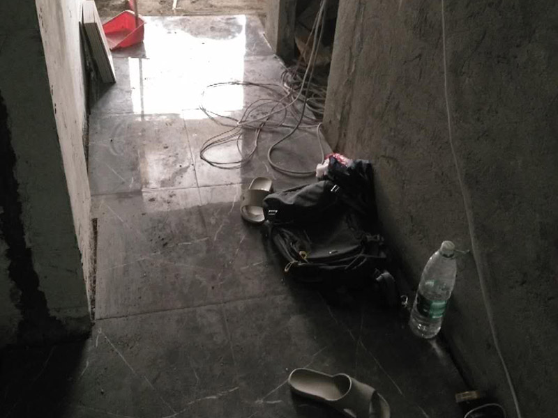 地面瓷磚鋪貼：1、混凝土地面應(yīng)將基層鑿毛，鑿毛深度5~10毫米，鑿毛痕的間距為30毫米左右。之后，清凈浮灰，砂漿、油漬，產(chǎn)散水刷少將地面。 2、鋪貼前應(yīng)彈好線，在地面彈出與門道口成直角的基準(zhǔn)線,彈線應(yīng)從門口開始,以保證進(jìn)口處為整磚,非整磚置于陰角或家具下面,彈線應(yīng)彈出縱橫定位控制線。 3、鋪貼陶瓷地面磚前，應(yīng)先將陶瓷地面磚浸泡陰干。 4、鋪貼時(shí)，水泥砂漿應(yīng)飽滿地抹在陶瓷地面磚背面，鋪貼后用橡皮棰敲實(shí)。同時(shí)，用水平尺檢查校正，擦凈表面水泥砂漿。 5、鋪貼完2~3小時(shí)后，用白水泥擦縫，用水泥、砂子=1：1(體積比)的水泥砂漿,縫要填充密實(shí),平整光滑。再用棉絲將表面擦凈。