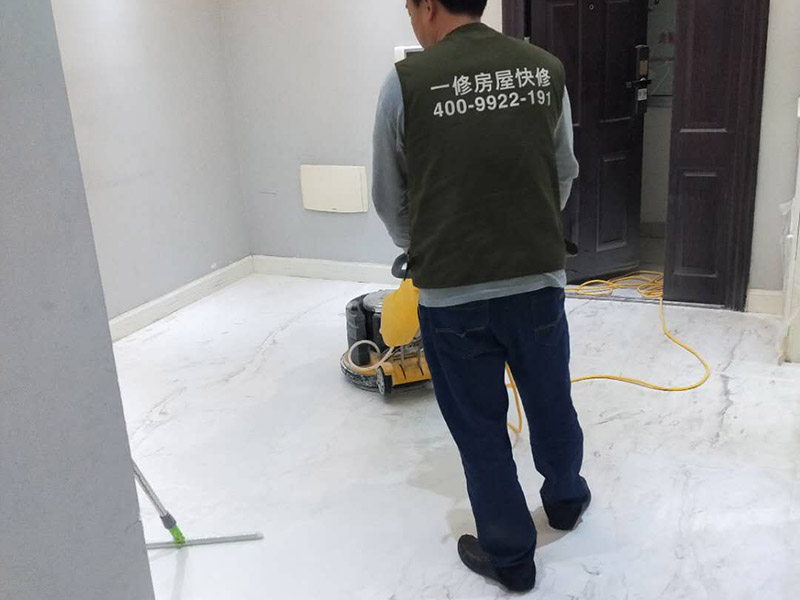 地面石材打磨翻新：用干燥清潔的地拖清理干凈，地面無(wú)沙粒、雜質(zhì)。石材表面整體清理完成后，用云石膠對(duì)每塊石材上面小的破損點(diǎn)和石材中縫進(jìn)行修補(bǔ)；待云石膠干燥以后，使用打磨機(jī)對(duì)整體地面進(jìn)行打磨，整體橫向打磨，重點(diǎn)打磨石材間的嵌縫膠處以及邊緣處，保持整體石材地面平整。完成第一遍的打磨，重新進(jìn)行云石膠嵌縫，嵌縫完成繼續(xù)進(jìn)行第二次打磨，再用石材翻新機(jī)配上鋼金石水磨片由粗到細(xì)，共需完成七次打磨打磨最終地面整體平整、光滑。