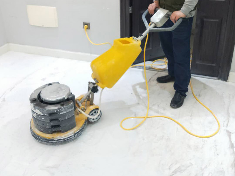 地面石材打磨翻新：用干燥清潔的地拖清理干凈，地面無(wú)沙粒、雜質(zhì)。石材表面整體清理完成后，用云石膠對(duì)每塊石材上面小的破損點(diǎn)和石材中縫進(jìn)行修補(bǔ)；待云石膠干燥以后，使用打磨機(jī)對(duì)整體地面進(jìn)行打磨，整體橫向打磨，重點(diǎn)打磨石材間的嵌縫膠處以及邊緣處，保持整體石材地面平整。完成第一遍的打磨，重新進(jìn)行云石膠嵌縫，嵌縫完成繼續(xù)進(jìn)行第二次打磨，再用石材翻新機(jī)配上鋼金石水磨片由粗到細(xì)，共需完成七次打磨打磨最終地面整體平整、光滑。