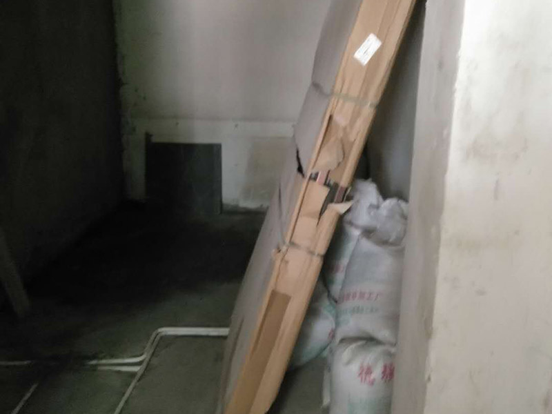 地面水電線路鋪設(shè)：水電改造的第一步是水電定位，也就是根據(jù)用戶的需要確定出全屋開關(guān)插座的位置和水路接口的位置，水電工要根據(jù)開關(guān)、插座、水龍頭的位置確定線路走向，并按照?qǐng)D紙的設(shè)計(jì)向裝修業(yè)主進(jìn)行說明。水電改造時(shí)要注意&ldquo;水走天、電走地&rdquo;原則，即水管走天棚，強(qiáng)、弱電盡量走地面，且強(qiáng)、弱電之間不能互相交叉，之間的平行距離要大于30厘米。水電定位之后，接下來就是打槽了。好的打槽師傅打出的槽基本是一條直線，而且槽邊基本沒有什么毛齒。注意打槽之前，務(wù)必讓水電工將所有的水電走向在墻上劃出來標(biāo)明，記得對(duì)照水電圖，看是否一致。