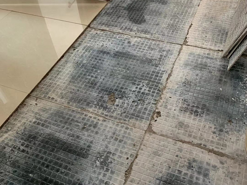 地磚拆除維修：其實關(guān)于拆除地板磚的方法還是比較簡單的。首先要撬開大門口的那塊地磚，因為那塊地磚是有一邊露在外面的所以比較容易撬開。再用扁的鑿子一片一片的往里撬，如果水泥砂漿做的不是特別牢固的話可以直接用錘子把扁撬敲擊地磚和水泥地中間的縫隙。