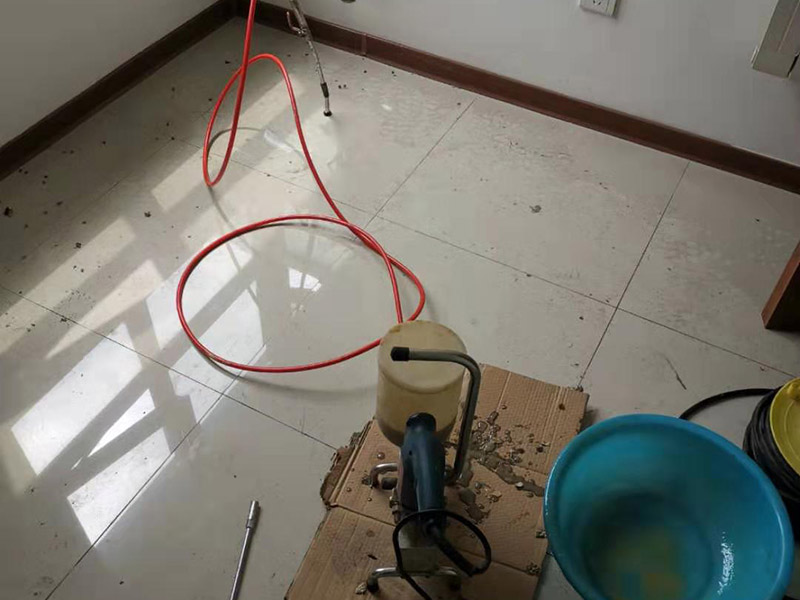 地磚空鼓打壓：般來說之所以會造成這種情況很多時候都是因為我們的地磚在鋪設(shè)的時候，沒有進(jìn)行水泥的澆灌所造成的。當(dāng)然了，也有些時候是因為我們的地磚日久了，造成了地磚下面的水泥空心的狀況。正常的工序應(yīng)該是水路走完后就要打壓測試。但既然你已經(jīng)鋪完地板磚了，再打壓測試也可以。漏不漏不是看哪里有水冒出來，而是看壓力表在保壓24小時后有無降壓的現(xiàn)象。