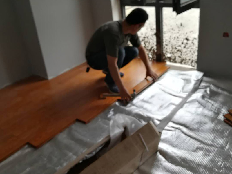 木地板安裝：要鋪設(shè)實木地板的空間清理干凈，去除地面的污漬，同時將地面凹凸不平的部分，利用找平或自流平的方式將其統(tǒng)一成同一高度。接下來就是安裝防潮地墊了。安裝防潮地墊有兩個好處，一方面防潮地墊可以進(jìn)一步彌補(bǔ)地面的不平整，另一方面因防潮地墊本身的特性，它可以增強(qiáng)實木地板的防潮性，增長實木地板的使用壽命，一舉兩得。確定好擺放的方向和大體格局，另一方面需要對部分實木地板進(jìn)行切割，我們可以選擇一些不太優(yōu)質(zhì)的實木地板進(jìn)行切割，留下好的部分作為一些邊邊角角的鋪設(shè)材料。最后一步就是要考慮到實木地板自身會因為天氣而熱脹冷縮，所以在鋪貼時要預(yù)留一些空間，大概是小于等于1mm左右，這樣可以預(yù)防實木地板日后膨脹變形。如果在鋪設(shè)時沒有預(yù)留空間，那么在日后使用中出現(xiàn)了嚴(yán)重的起鼓等情況時，就只能將地板拆除，重新安裝，這樣會使得我們的家居生活十分地不方便。