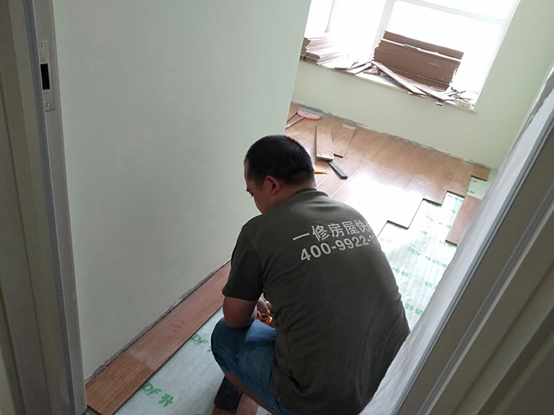 木地板安裝：將要鋪設(shè)實(shí)木地板的空間清理干凈，去除地面的污漬，同時將地面凹凸不平的部分，利用找平或自流平的方式將其統(tǒng)一成同一高度。隨后就是在地面進(jìn)行鉆孔，這是為稍后的踢腳線的安裝，但你別小看這鉆孔，實(shí)木地板安裝中的鉆孔要求深淺高度適中均勻，而且鉆孔要小心避開預(yù)埋在墻面或者地面的電路。接下來就是安裝防潮地墊了。安裝防潮地墊有兩個好處，一方面防潮地墊可以進(jìn)一步彌補(bǔ)地面的不平整，另一方面因防潮地墊本身的特性，它可以增強(qiáng)實(shí)木地板的防潮性，增長實(shí)木地板的使用壽命，一舉兩得。最后一步就是要考慮到實(shí)木地板自身會因?yàn)樘鞖舛鵁崦浝淇s，所以在鋪貼時要預(yù)留一些空間，大概是小于等于1mm左右，這樣可以預(yù)防實(shí)木地板日后膨脹變形。如果在鋪設(shè)時沒有預(yù)留空間，那么在日后使用中出現(xiàn)了嚴(yán)重的起鼓等情況時，就只能將地板拆除，重新安裝，這樣會使得我們的家居生活十分地不方便。