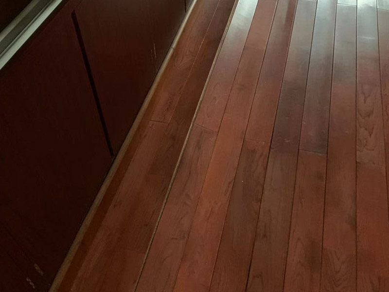 實木地板維修翻新：1、清掃地面：地面清理衛(wèi)生，避免浮塵對以后生活中的影響。 2、確定方向：確定地板鋪設(shè)方向，一般朝南房間，以南北方向為主，即地板豎向?qū)χ柟庹丈溥M來的方向也就是地板南北向鋪設(shè)最為常見。 3、打龍骨：龍骨要四面刨光，并作烘干處理；龍骨的水平面要平整，固定要牢固，使用專用的龍骨釘。地面可拋灑一些防蟲防潮的材料，比如樟木塊。        4、鋪防潮墊：使用1.5厚的防潮墊，能隔離地面的潮氣，避免地板日常使用中因地面潮氣而產(chǎn)生變形等情5、地板預(yù)鋪：通過預(yù)鋪可以減少色差對鋪裝效果的影響，避免大花、反差過大的一些情況發(fā)生，對于一些外觀有影響的，可鋪設(shè)至床底、柜底等位置。 6、安裝地板：安裝地板的釘子必須要使用地板專用釘，不可以直接打入地板中，先要使用電鉆打眼后用地板釘將木地板固定在龍骨上。 7、預(yù)留縫隙：注意地板鋪設(shè)中，要預(yù)留適當(dāng)?shù)目p隙，確保地板后期的膨脹空間，避免起拱問題的出現(xiàn)。 8、安裝踢腳線：地板鋪設(shè)后與墻面、過門石等周邊區(qū)域，需要預(yù)留8-12毫米的縫隙，為地板的膨脹預(yù)留空間，并通過踢腳線的安裝，對縫隙進行遮蓋。 9、安裝壓條：地板與過門石、地磚等連接處的留縫，需要使用壓條或收邊條安裝來遮蓋留縫。