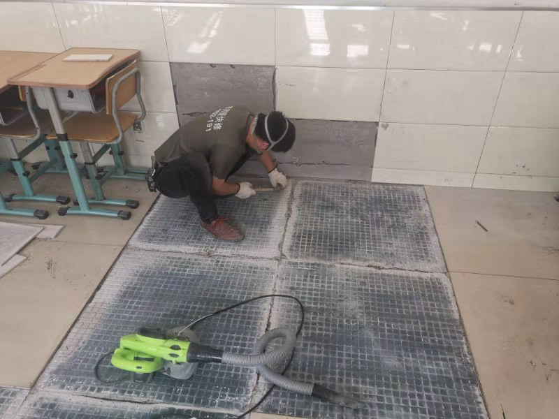 地面空鼓維修：如果是發(fā)現(xiàn)單塊的地磚空鼓超過標(biāo)準(zhǔn)，可以要求裝修人員把磚撬開了重鋪。方法就是取出空鼓的地磚，可利用吸盤，平直的吊出，然后再按照規(guī)范要求進(jìn)行鋪貼。如果只是小部分松動(dòng)，可以把磚縫清理干凈，用水把地面充分潤濕，用水泥漿對(duì)膠水，用膠榔頭輕輕打擊，使水泥漿滲入，滲入后用重物壓使干后就可；如果是一半以上就要重新處理，膠榔頭輕輕打擊地磚，使地磚完全松動(dòng)，清理縫隙，取出 地磚，鑿打地面重新粘貼就可以了；