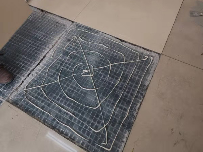 地面空鼓維修：如果是發(fā)現(xiàn)單塊的地磚空鼓超過標(biāo)準(zhǔn)，可以要求裝修人員把磚撬開了重鋪。方法就是取出空鼓的地磚，可利用吸盤，平直的吊出，然后再按照規(guī)范要求進(jìn)行鋪貼。如果只是小部分松動(dòng)，可以把磚縫清理干凈，用水把地面充分潤濕，用水泥漿對(duì)膠水，用膠榔頭輕輕打擊，使水泥漿滲入，滲入后用重物壓使干后就可；如果是一半以上就要重新處理，膠榔頭輕輕打擊地磚，使地磚完全松動(dòng)，清理縫隙，取出 地磚，鑿打地面重新粘貼就可以了；