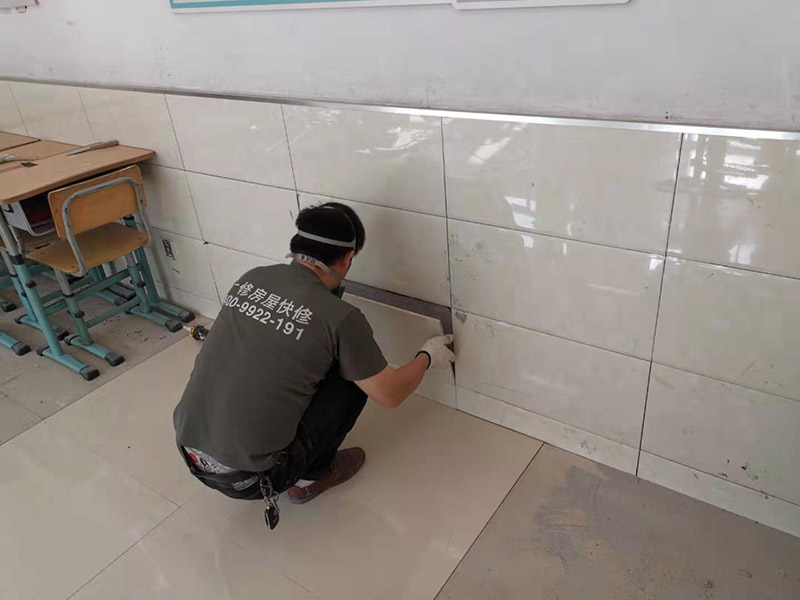 地磚切割鋪貼：瓷磚膠是一種新型的鋪磚輔材，它主要的特點(diǎn)是粘接強(qiáng)度高、耐水、貼出來(lái)比較薄，節(jié)省空間，施工起來(lái)也比較方便；缺點(diǎn)就是相對(duì)于水泥而言成本較高。傳統(tǒng)的水泥河沙貼磚，施工步驟復(fù)雜有濕墻，泡磚，支撐等步驟，不僅施工的效率比較低，貼結(jié)的效果也不好，過(guò)不久就容易出現(xiàn)瓷磚空鼓，脫落等情況。而專(zhuān)用的瓷麗貼貼結(jié)材料，不僅可以省略濕墻，泡磚等步驟，方便性上更優(yōu)于傳統(tǒng)的水泥砂漿，它的實(shí)用性強(qiáng)。