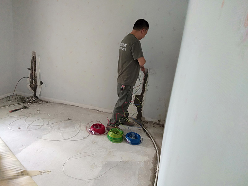 安裝PVC線管穿線：水電安裝的步驟是彈線、開槽(根據(jù)具體情況定)、布管、穿線、驗(yàn)收、封管，這樣水電就算安裝完畢，1、用扁鑿和錘子按設(shè)計(jì)好的線路把墻開槽，深度和寬度根據(jù)下線管直徑確定；2、根據(jù)長度用手鋼鋸把下線管裁剪到合適長度；3、把電線穿進(jìn)下線管；4、把下線管用線卡子固定在開出的線槽；5、和好水泥，把水泥抹進(jìn)墻槽，用抹泥刀抹平；6、打膩?zhàn)印⑺⑼苛稀? width=