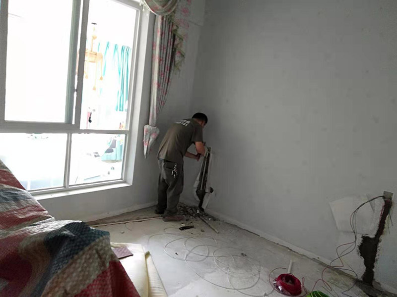 安裝PVC線管穿線：水電安裝的步驟是彈線、開槽(根據(jù)具體情況定)、布管、穿線、驗(yàn)收、封管，這樣水電就算安裝完畢，1、用扁鑿和錘子按設(shè)計(jì)好的線路把墻開槽，深度和寬度根據(jù)下線管直徑確定；2、根據(jù)長度用手鋼鋸把下線管裁剪到合適長度；3、把電線穿進(jìn)下線管；4、把下線管用線卡子固定在開出的線槽；5、和好水泥，把水泥抹進(jìn)墻槽，用抹泥刀抹平；6、打膩?zhàn)?、刷涂料? width=