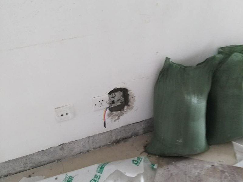 水電改造維修：按走向進(jìn)行墻面或地面開槽，開槽過程中，不允許出現(xiàn)墻面橫向開槽大于30cm的現(xiàn)象，因?yàn)闄M向開槽將破壞整樓的承重，使得抗震能力降低而且墻面容易開裂。如果是保溫墻的話，開很長(zhǎng)的橫槽有可能會(huì)導(dǎo)致開槽上部的保溫層整體脫落。墻面開槽一般都應(yīng)該是豎向垂直開槽。埋入管線(包括布線和接好管道)和暗盒，電路施工時(shí)先安裝管路，然后再穿導(dǎo)線，這樣可以避免將來?yè)Q線出現(xiàn)導(dǎo)線無法抽動(dòng)的現(xiàn)象。穿管不能使用軟管，防止出現(xiàn)死角。同時(shí)電路接頭不要裸露在外面，應(yīng)該安裝在線盒內(nèi)，分線盒之間不允許有接頭。檢測(cè)電路，對(duì)水路進(jìn)行試壓，驗(yàn)收檢查合格后要注意保存好電路施工圖紙，圖紙要與實(shí)際相一致，同時(shí)圖紙上要標(biāo)明導(dǎo)線規(guī)格及開關(guān)、插座位置。