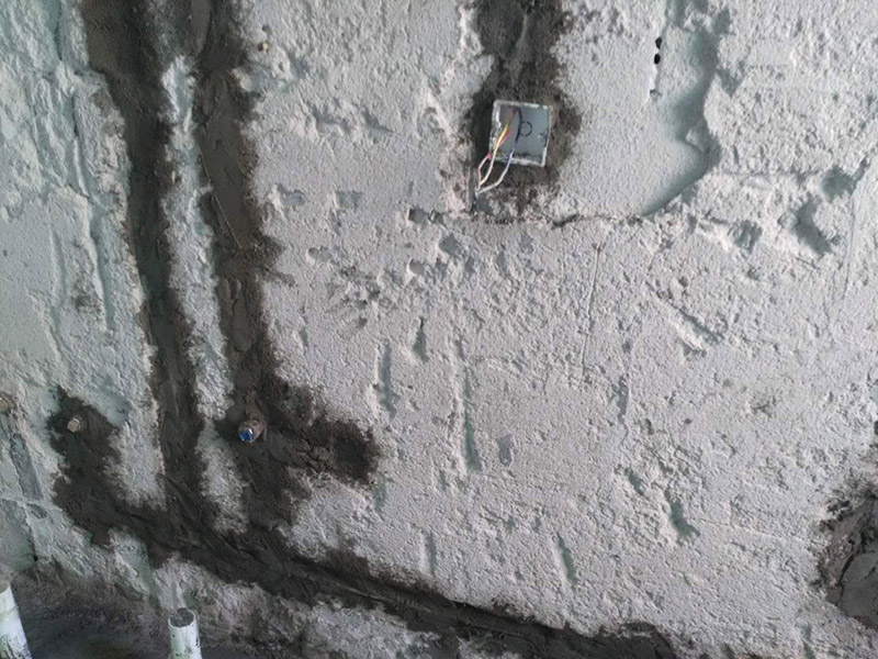 水電改造維修：按走向進(jìn)行墻面或地面開槽，開槽過程中，不允許出現(xiàn)墻面橫向開槽大于30cm的現(xiàn)象，因?yàn)闄M向開槽將破壞整樓的承重，使得抗震能力降低而且墻面容易開裂。如果是保溫墻的話，開很長(zhǎng)的橫槽有可能會(huì)導(dǎo)致開槽上部的保溫層整體脫落。墻面開槽一般都應(yīng)該是豎向垂直開槽。埋入管線(包括布線和接好管道)和暗盒，電路施工時(shí)先安裝管路，然后再穿導(dǎo)線，這樣可以避免將來?yè)Q線出現(xiàn)導(dǎo)線無法抽動(dòng)的現(xiàn)象。穿管不能使用軟管，防止出現(xiàn)死角。同時(shí)電路接頭不要裸露在外面，應(yīng)該安裝在線盒內(nèi)，分線盒之間不允許有接頭。檢測(cè)電路，對(duì)水路進(jìn)行試壓，驗(yàn)收檢查合格后要注意保存好電路施工圖紙，圖紙要與實(shí)際相一致，同時(shí)圖紙上要標(biāo)明導(dǎo)線規(guī)格及開關(guān)、插座位置。