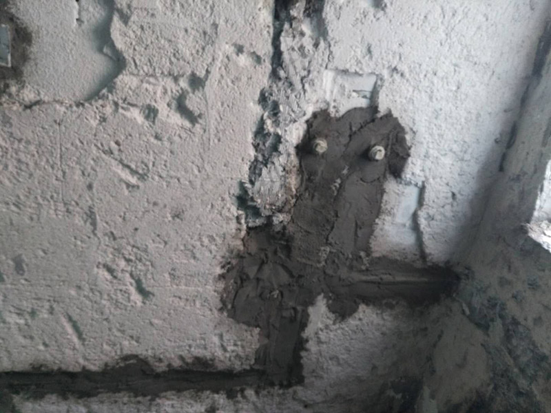 水電改造維修：按走向進(jìn)行墻面或地面開槽，開槽過程中，不允許出現(xiàn)墻面橫向開槽大于30cm的現(xiàn)象，因?yàn)闄M向開槽將破壞整樓的承重，使得抗震能力降低而且墻面容易開裂。如果是保溫墻的話，開很長(zhǎng)的橫槽有可能會(huì)導(dǎo)致開槽上部的保溫層整體脫落。墻面開槽一般都應(yīng)該是豎向垂直開槽。埋入管線(包括布線和接好管道)和暗盒，電路施工時(shí)先安裝管路，然后再穿導(dǎo)線，這樣可以避免將來?yè)Q線出現(xiàn)導(dǎo)線無法抽動(dòng)的現(xiàn)象。穿管不能使用軟管，防止出現(xiàn)死角。同時(shí)電路接頭不要裸露在外面，應(yīng)該安裝在線盒內(nèi)，分線盒之間不允許有接頭。檢測(cè)電路，對(duì)水路進(jìn)行試壓，驗(yàn)收檢查合格后要注意保存好電路施工圖紙，圖紙要與實(shí)際相一致，同時(shí)圖紙上要標(biāo)明導(dǎo)線規(guī)格及開關(guān)、插座位置。