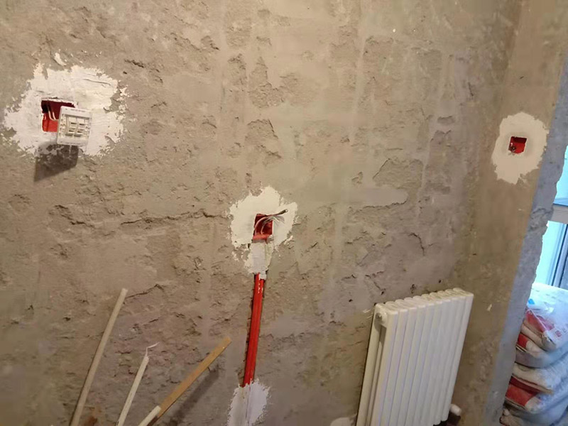 廚房線路改造：插座、照明分線走：插座要設(shè)地線以保證用電安全，共有3根電線，而照明系統(tǒng)不用設(shè)地線，只有兩根線，因此兩支路線最好分開，即使電路出現(xiàn)問題也便于維修。開關(guān)插座遠(yuǎn)離水槽灶具：廚房開關(guān)和插座如果靠近灶具，溫度較高容易加速電路老化;也要遠(yuǎn)離水槽，避免受潮而發(fā)生漏電事故。凈水器的電源開關(guān)和插座最好放在水槽柜的旁邊，使用防水開關(guān)和插座，避免因?yàn)槌睗穸╇姟? width=