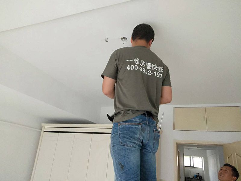 臥室頂燈安裝：選擇造型簡約的臥室頂燈，光源為乳白色光，然后運用光檐照明，使光經(jīng)過頂棚或墻壁反射出來，非常的柔和怡人，還可以安裝一些嵌入式射燈，形成光源相輔相成，更加典雅溫馨。臥室頂燈不能安裝在床頭的上方，這樣會給人們睡眠帶來不便，會給人的精神帶來壓力。 臥室頂燈光源顏色以白色或者黃色為佳，因為白色光源適合人們生活習(xí)慣，而黃色光源具有招財寓;