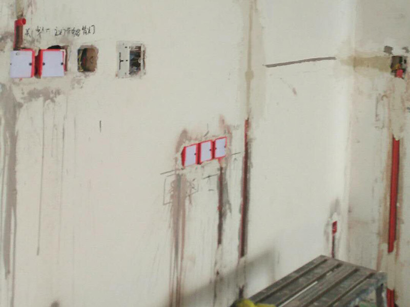 線管開槽安裝：水管管路開槽&rarr;水路管道安裝 &rarr;水路管道檢查 &rarr;二次防水 &rarr;電線線路開槽 &rarr;電線電路布線 須平行走線的管路一律控制在60-90厘米高(從地面算起)，有水龍頭的管路必須垂直。深度控制在4厘米。線槽開好后施工負(fù)責(zé)人記好開槽管路尺寸、位置。方便以后潔具安裝時(shí)知道管路的位置。通過施工圖施工人員與業(yè)主商量水域位置與使用功能。安排水電師傅排放安裝好所有的水龍頭及用水位置。