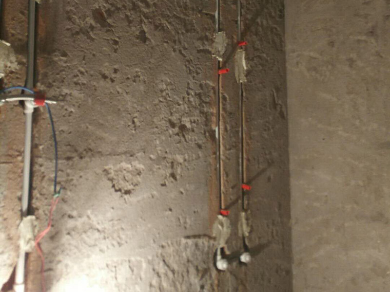 線管開槽安裝：水管管路開槽&rarr;水路管道安裝 &rarr;水路管道檢查 &rarr;二次防水 &rarr;電線線路開槽 &rarr;電線電路布線 須平行走線的管路一律控制在60-90厘米高(從地面算起)，有水龍頭的管路必須垂直。深度控制在4厘米。線槽開好后施工負(fù)責(zé)人記好開槽管路尺寸、位置。方便以后潔具安裝時(shí)知道管路的位置。通過施工圖施工人員與業(yè)主商量水域位置與使用功能。安排水電師傅排放安裝好所有的水龍頭及用水位置。