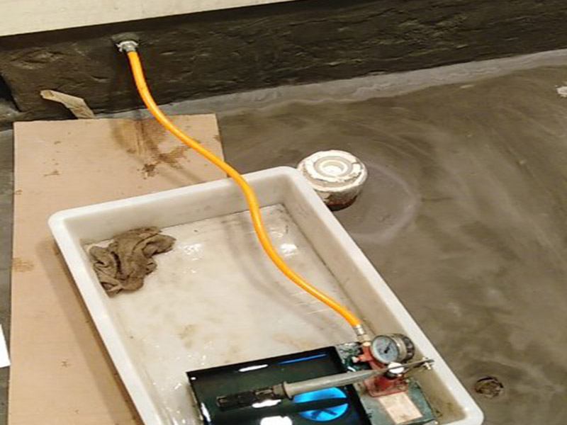 廁所防水，水管打壓測試：首先要進行地面處理，確保地面干凈，沒有任何雜物污染，基層表面堅實，無脫皮等現(xiàn)象，我們還要進行地面找平，保證地面平整，沒有較大的缺陷和補痕。防水涂料要刷全面，與基層結合牢固，不會出現(xiàn)氣泡，脫落等問題。我們涂刷時，要由下至上，先墻后地涂刷。一般來說，衛(wèi)生間的防水要做到180厘米，非淋浴墻面防水不能低于35厘米。小編建議防水統(tǒng)一做到180厘米。刷涂料不僅要注意高度，還有注意涂刷的厚度，國家規(guī)定防水涂料要涂到1.5毫米厚。防水涂料是要刷兩遍，第二遍涂料是要等第一遍涂料干透之后才能開始刷。