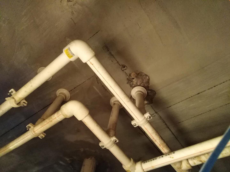 廁所防水，水管打壓測試：首先要進行地面處理，確保地面干凈，沒有任何雜物污染，基層表面堅實，無脫皮等現(xiàn)象，我們還要進行地面找平，保證地面平整，沒有較大的缺陷和補痕。防水涂料要刷全面，與基層結合牢固，不會出現(xiàn)氣泡，脫落等問題。我們涂刷時，要由下至上，先墻后地涂刷。一般來說，衛(wèi)生間的防水要做到180厘米，非淋浴墻面防水不能低于35厘米。小編建議防水統(tǒng)一做到180厘米。刷涂料不僅要注意高度，還有注意涂刷的厚度，國家規(guī)定防水涂料要涂到1.5毫米厚。防水涂料是要刷兩遍，第二遍涂料是要等第一遍涂料干透之后才能開始刷。