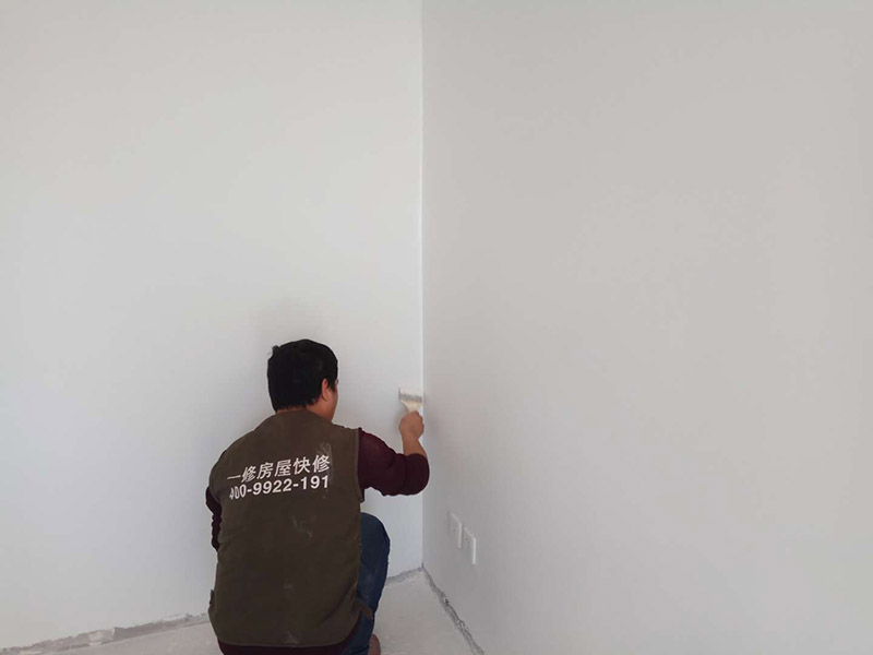 乳膠漆全屋翻新：現(xiàn)場勘測&mdash;施工準備&mdash;技術交底&mdash;搭建簡易腳手架（頂面粉刷用）&mdash;鏟除脫落起殼粉塵膩子涂料層&mdash;局部水泥砂漿修復&mdash;鏟除部位批刮內(nèi)墻膩子兩度修復&mdash;砂光處理&mdash;滿涂內(nèi)墻乳膠漆第一度&mdash;滿涂第二度內(nèi)墻乳膠漆&mdash;自行檢查&mdash;組織驗收&mdash;拆除腳手架&mdash;現(xiàn)場清理。