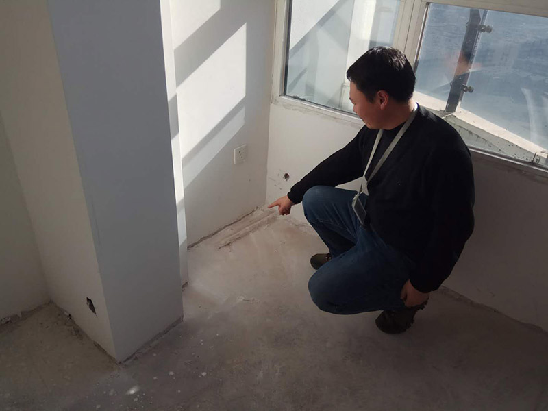 乳膠漆全屋翻新：現(xiàn)場勘測&mdash;施工準備&mdash;技術交底&mdash;搭建簡易腳手架（頂面粉刷用）&mdash;鏟除脫落起殼粉塵膩子涂料層&mdash;局部水泥砂漿修復&mdash;鏟除部位批刮內(nèi)墻膩子兩度修復&mdash;砂光處理&mdash;滿涂內(nèi)墻乳膠漆第一度&mdash;滿涂第二度內(nèi)墻乳膠漆&mdash;自行檢查&mdash;組織驗收&mdash;拆除腳手架&mdash;現(xiàn)場清理。